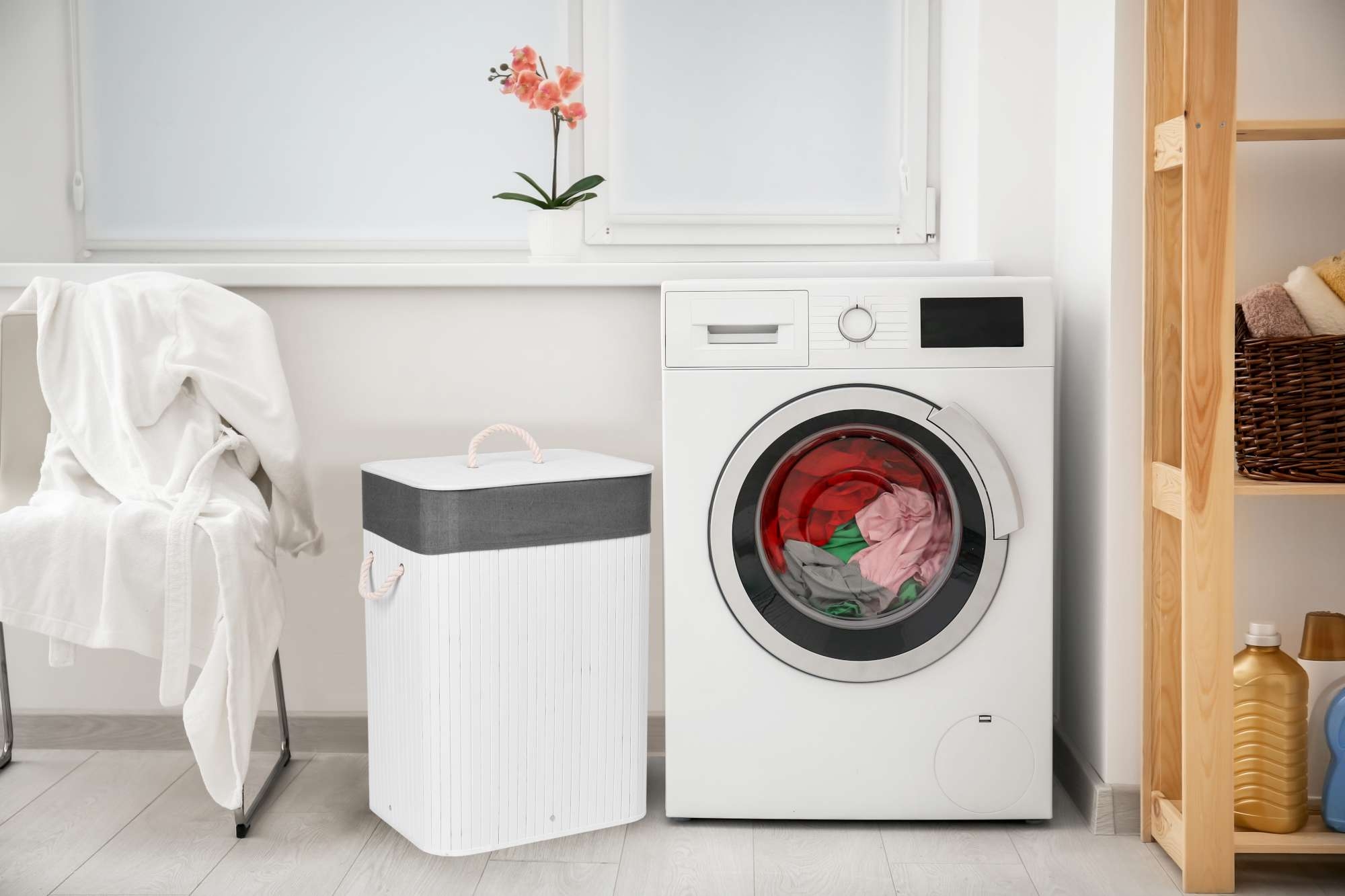 Kosz na pranie bambusowy z pokrywą 80L biało-szary - obrazek 3